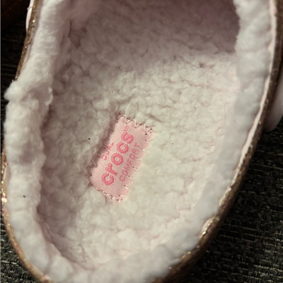 NWT Gold/Pink Fur Lined Crocs J4 - Picture 6 of 6